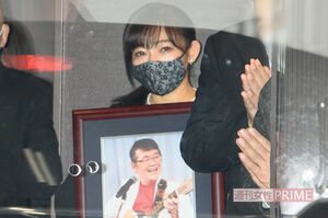 告別式で、ギターを弾く仲本工事さんの遺影を持った事実婚の妻・純歌