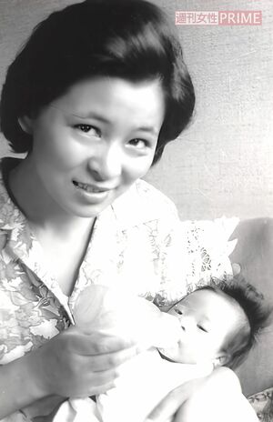生後間もない未知子さんを抱く妻の薫子さん