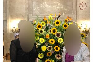 左の女性の肩の上にいる小さい子どもの顔は水子の霊。女性は妊娠しており、先祖の水子の霊が「大事に産んでほしい」と訴えている。家族円満を願って現れたほほえましい写真だ（※掲載している心霊写真はすべて除霊済みです）（写真提供／池田武央）