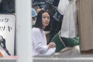 路地裏でドラマ『スナックキズツキ』の撮影していた原田知世