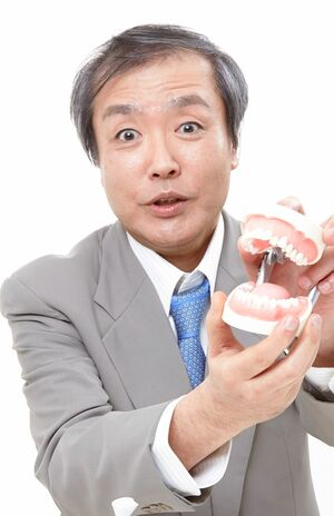 中城基雄先生●歯科医師・鍼灸師。1988年、中城歯科医院の2代目院長に就任。2004年に口臭専門のクリニックを開設。15年間で5000人の口臭を嗅ぎ分ける。