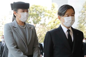 『東日本大震災十周年追悼式』の会場である『国立劇場』に到着された両陛下（2021年3月11日）