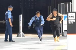 男は白い粉を落として全力ダッシュ