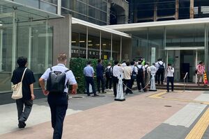 行列ができる秋葉原駅前の公共喫煙所。都市部のスモーカーはマナー良く喫煙所で吸う習慣ができつつあり、受動喫煙は減っているはずーー