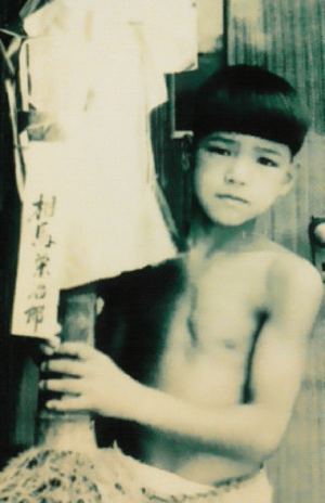 端正な顔立ちは小学校時代から