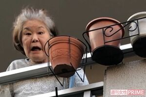 住人に砂を投げつける犯行の瞬間。洗濯物も狙って投げつけ泥まみれに（読者提供）