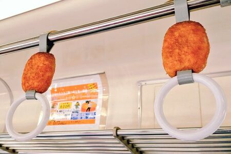 竜ヶ崎線の名物「コロッケ吊り革」　写真提供／関東鉄道株式会社
