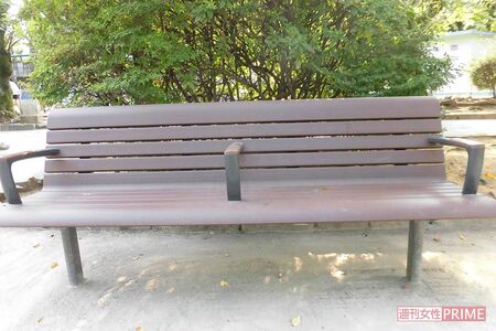 公園のベンチは手すりが設けられ寝ることはできない（筆者撮影）