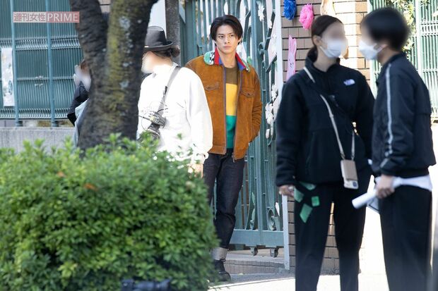 撮影は狭い歩道で行われたため、多くの通行人に注目された平野紫耀（2022年11月、『クロサギ』ロケ）