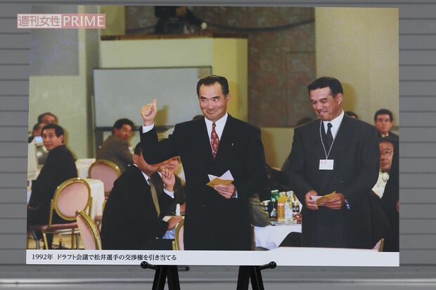 1992年、松井秀喜氏の交渉権を獲得し、ガッツポーズする長嶋茂雄さん
