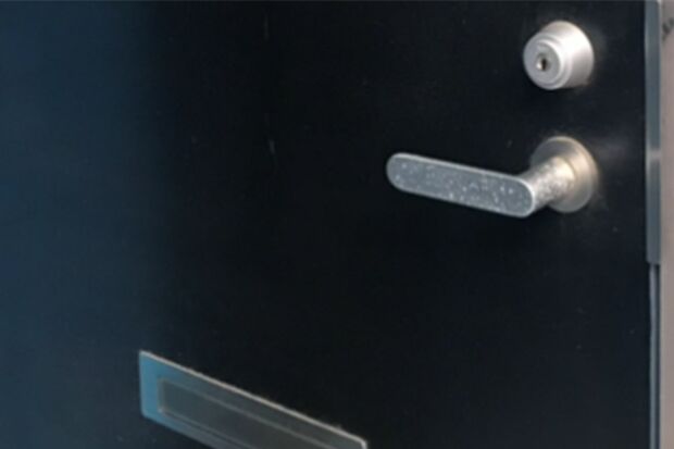 容疑宅アパートの部屋からは楽しそうな笑い声が聞こえてきたという