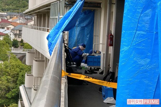 現場となった津田容疑者の部屋からは異臭が漂っていた。異臭のする現場で検証作業をする捜査員