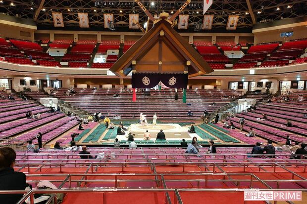 令和4年大相撲5月場所の国技館、まだ空席が目立つ1階（筆者提供）