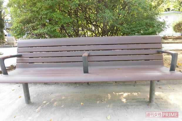 公園のベンチは手すりが設けられ寝ることはできない（筆者撮影）