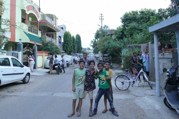 インドラ寺の近所はほとんどが仏教徒。昔、スラム街だったとは信じられないほど美しい街に生まれ変わった。子どもたちも元気よく「ジャイ・ビーム！」と挨拶してくれる　撮影／白石あづさ