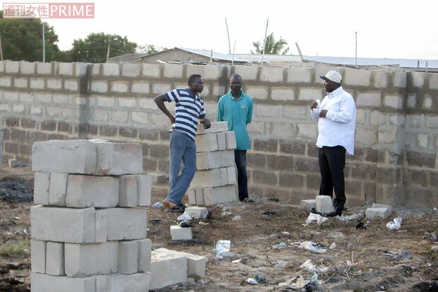 母国ガーナに建設予定の学校敷地内では、ブロックを積み上げる作業が進む。定期的に帰国し、現地の養護施設などにも足を運ぶ
