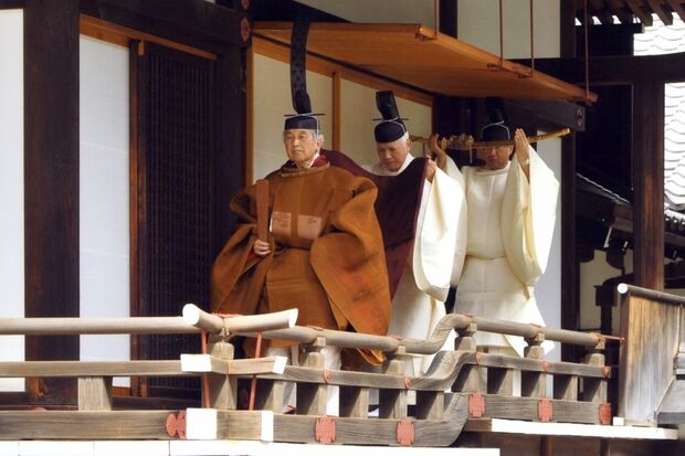 秋に行われる宮中祭祀に参列される天皇陛下（'13年9月）