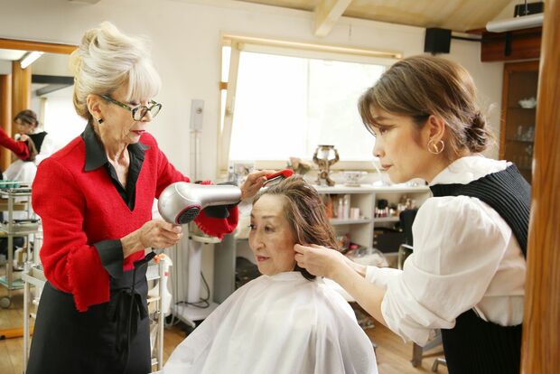 お客さまを待たせないため、ヘアとメイクは同時に。スタイリング中は、娘のちがやさんと特に相談はせず、あうんの呼吸で仕上げる