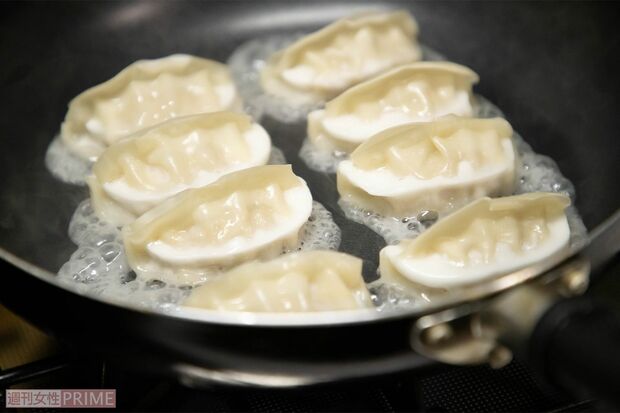 失敗しない冷凍餃子の焼き方（撮影／齋藤周造）