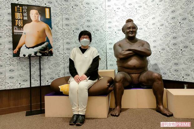 相撲博物館『白鵬展』が行われ、現役時代に白鵬が使用していた座布団に座ることができる（筆者提供）