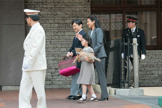 2009年5月、ご静養のため御料牧場に向かわれる両陛下と愛子さま。愛子さまの腕には愛犬の由莉が大切に抱えられている