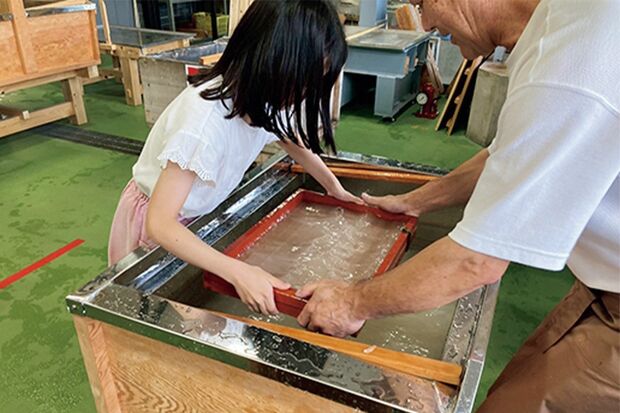 紙すき体験は9:00~15:00(月曜休み)。はがきや色紙作りなどのメニューから選べる