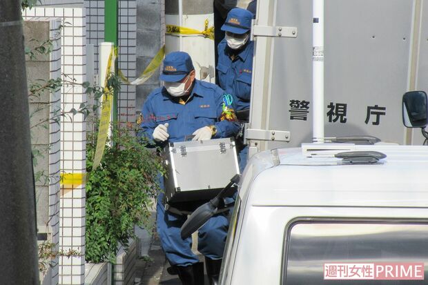 現場アパート前を慌ただしく出入りする捜査員