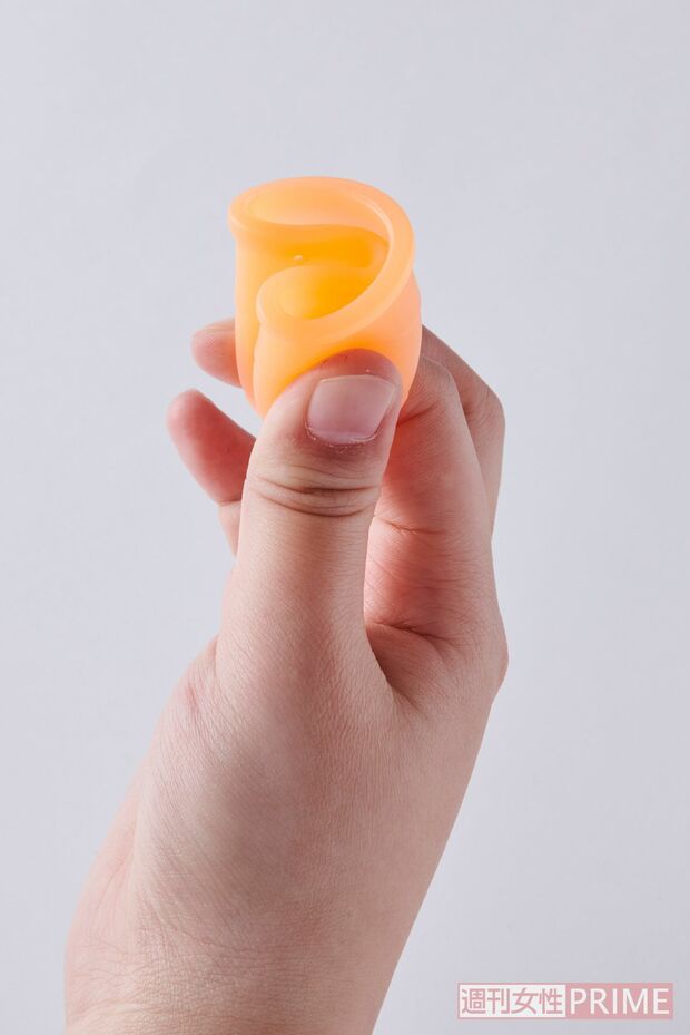 カップを小さく折りたたんで入れる