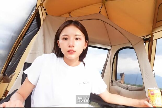 稲垣もYoutubeでキャンプ動画をアップ。右奥の柵に中田の黒い帽子がうつりこんでいる