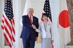2025年10月28日、日米首脳会談でトランプ米大統領を出迎え、握手を交わす高市早苗首相 撮影/JMPA