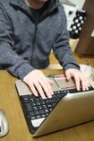 いじめられた娘を守り、学校との交渉をしている父親の悟志さん