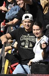 優勝パレードに参加する大谷夫妻　写真/共同通信社