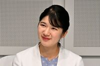 愛子さま、雅子さま譲りのパンツスーツスタイルで琵琶湖博物館に登場、“キュートなチーク”に注がれる熱視…
