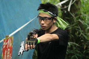 サバゲ―をする小森章平容疑者（本人フェイスブックより）