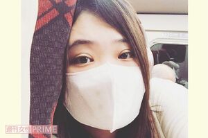 マスク姿で訴えかけるような目の佳那子さん（本人のインスタグラムより）