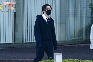 阿部のバディ役を演じる横浜流星。撮影の合間にはリラックスした様子を見せていた