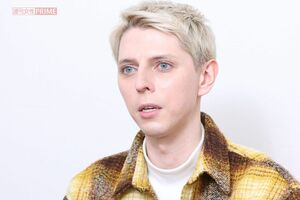 インタビュー取材に応える小原ブラス