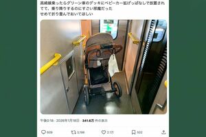 X上で波紋を呼んだJR高崎線グリーン車デッキのベビーカー放置投稿