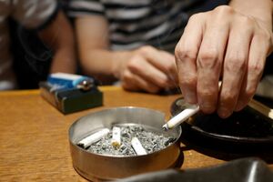 罹患判明時はネタを書きながら習慣のように吸っていたタバコ。家には常に何カートンもの買い置きがあったという（写真はイメージです）