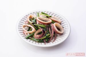 ニラとの相性は抜群！にんにく風味でご飯がすすむ『イカとニラのスタミナ炒め』レシピ・調理／小嶋絵美　スタイリング／大原美穂　撮影／廣瀬靖士