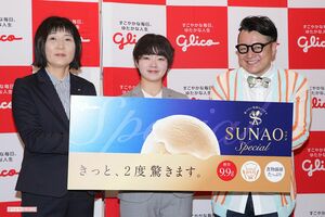 左から江崎グリコ（株）健康イノベーション事業本部・商品開発部の堀池知子さん、同・健康マーケティング部の福永稚菜さん、シズリーナ荒井さん　撮影/北村史成