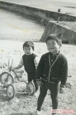 自然の中で過ごしていた3歳のとき、2つ下の弟とのツーショット