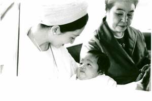 写真②秋篠宮さまもお元気そうに。昭和40（1965）年12月11日
