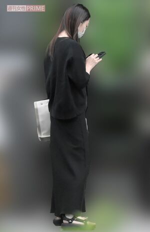 2023年5月下旬、他の通勤者に並んでエレベーターの順番待ちをする上路雪江アナ