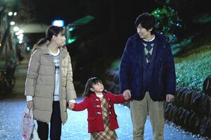 シングルマザーの唯と娘の梢をサポートする純は、心穏やかなひと時を送っていた　(c)フジテレビ