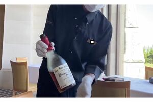 アルマニャックを瓶ごと持ってくるスタッフ(本人のYouTubeより)