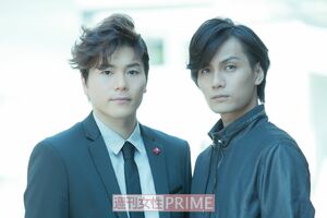 左から佐藤隆紀、加藤和樹　撮影／伊藤和幸