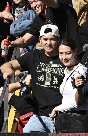 優勝パレードに参加する大谷夫妻　写真/共同通信社