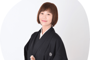 美人噺家と話題の蝶花楼桃花（公式ホームページから）