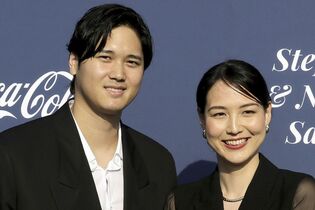 大谷翔平&真美子さんの動画が話題、リュックにぶら下げたぬいぐるみは「BTSグッズ?」それとも「はらぺこあおむし?」